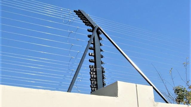 Electric perimeter fence live feed